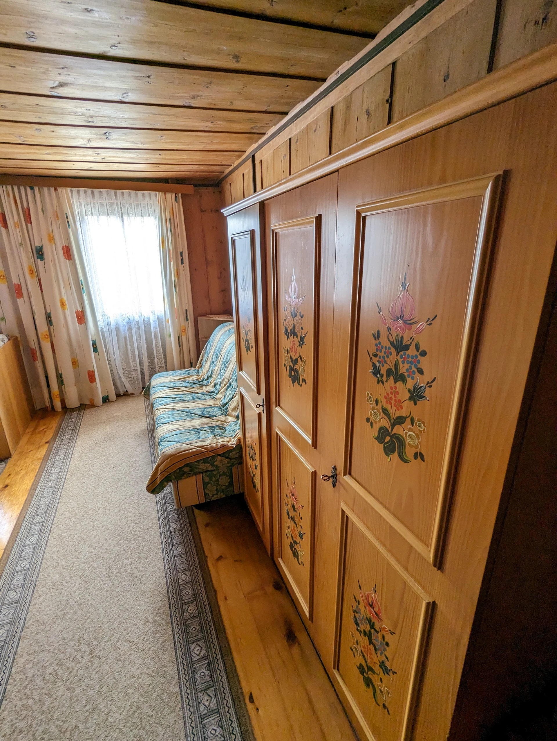Geräumiger Kleiderschrank mit handgemalten Blumenmotiven