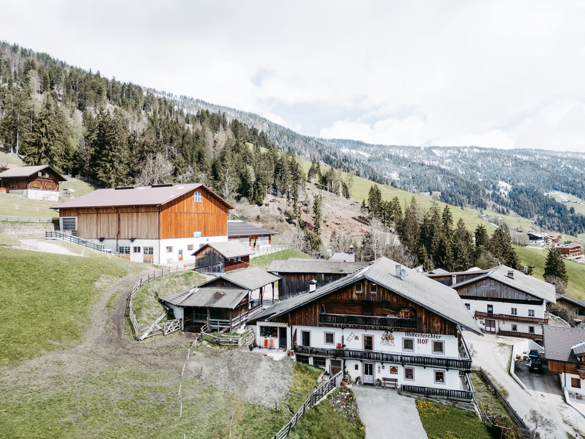 Der Bauernhof und seine Wirtschaftsgebäude aus der Vogelperspektive
