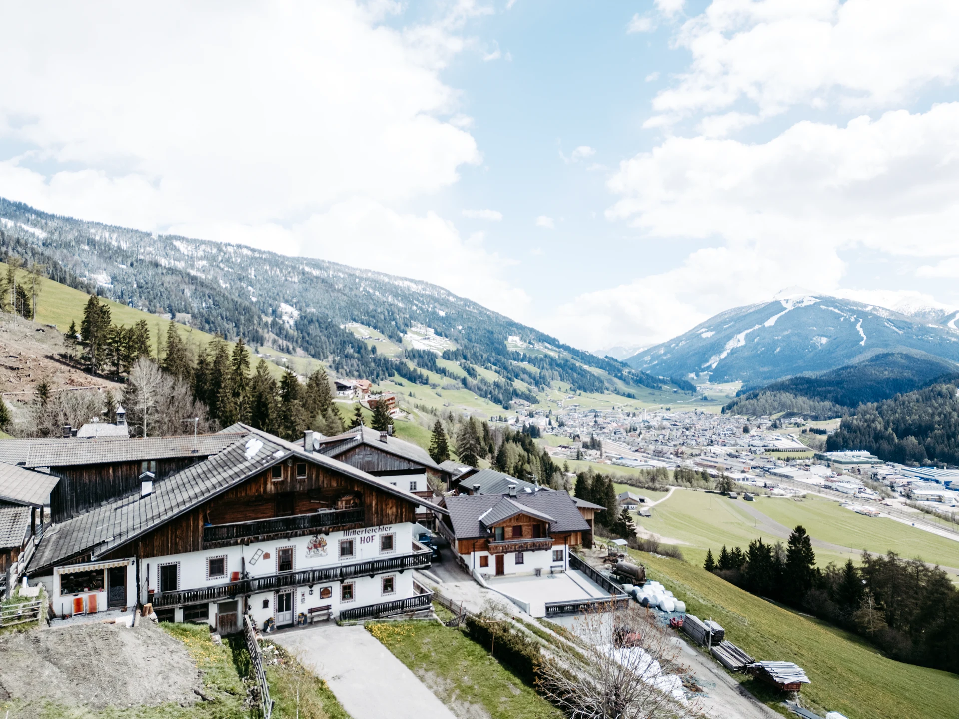 Panoramablick vom Mitterfeichterhof hinunter auf Toblach