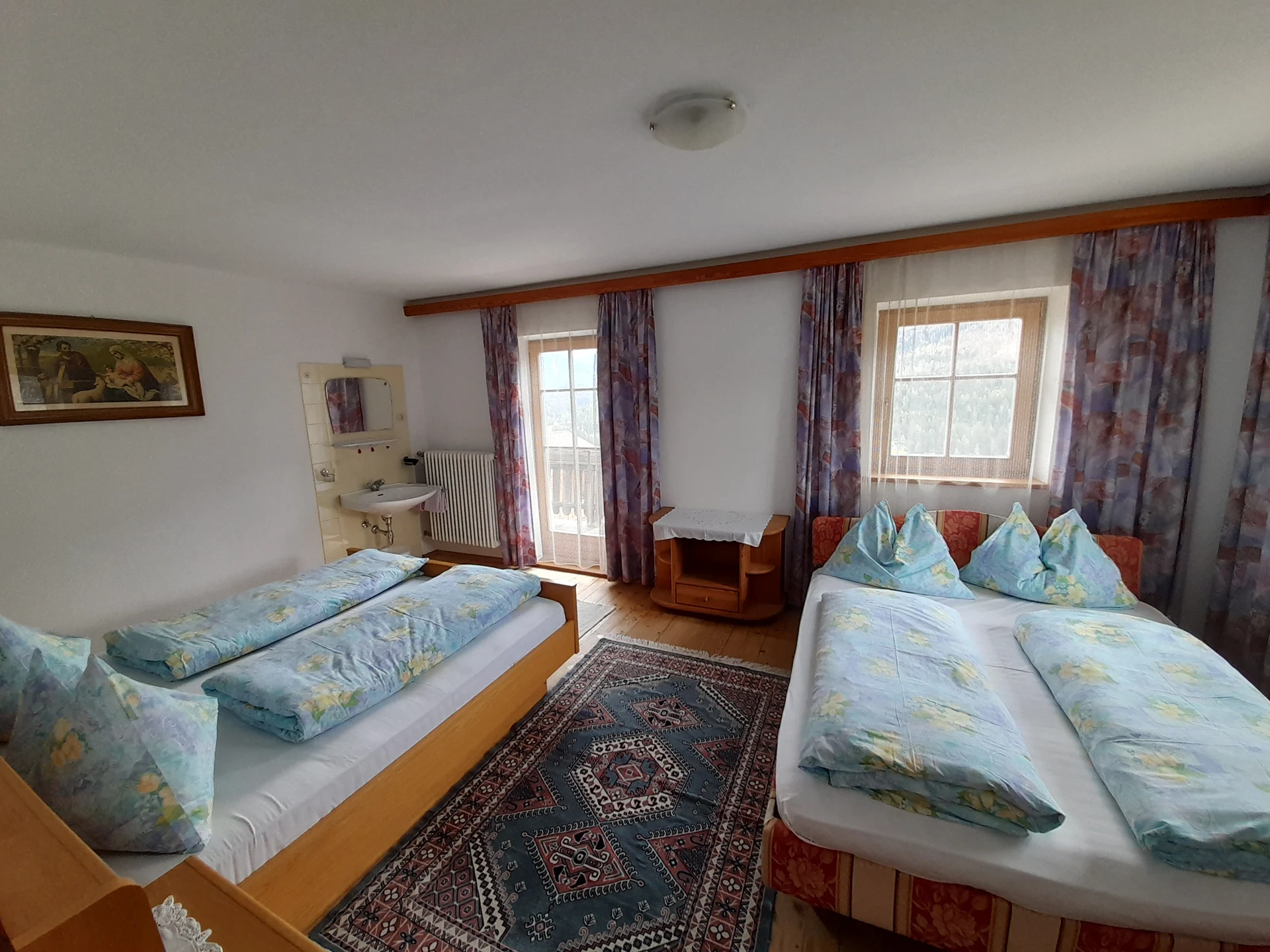 Vierbettzimmer mit Balkon und Blick auf die Bergwelt